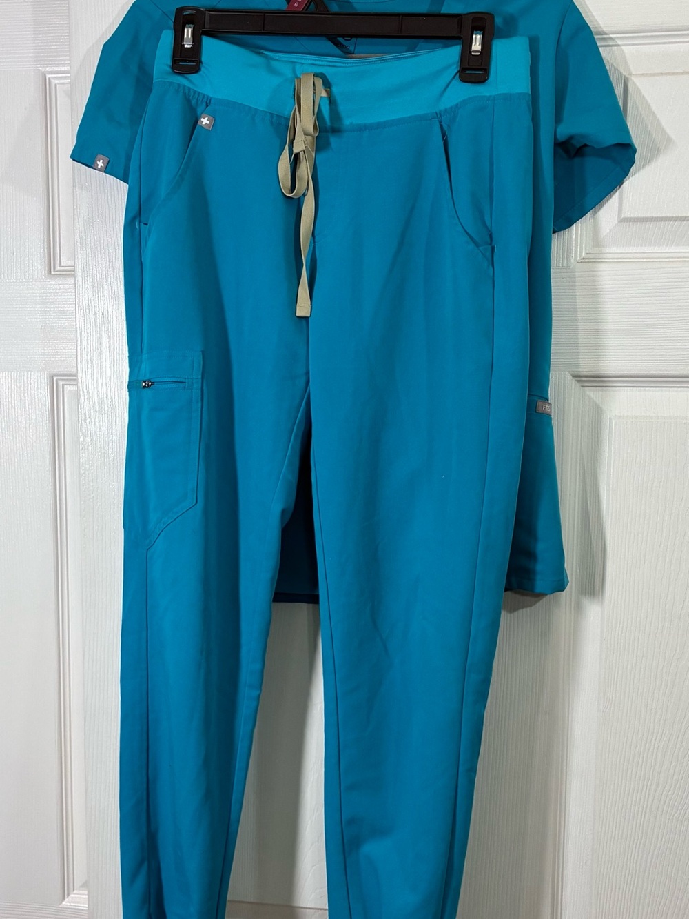 Figs Women’s Teal scrub set. Top is xxs casma and pants are joggers size XS